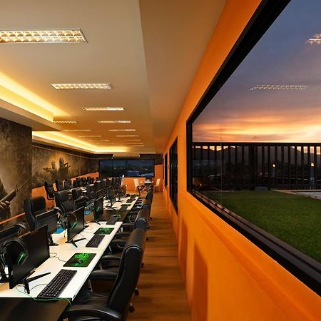 Gamers Paradise Hotel Чалонг Екстериор снимка
